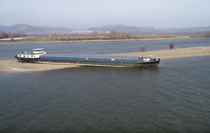 O navă românească a eșuat pe Dunăre, în Ungaria. Căpitanul ar fi adormit / VIDEO