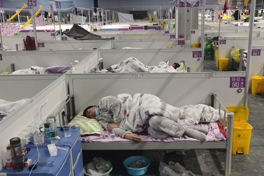 Mai mulți locuitori din Shanghai sunt carantinați într-un centru improvizat, în locul Centrului Național de Expoziții și Convenții, în aprilie 2022. | Foto: Profimedia