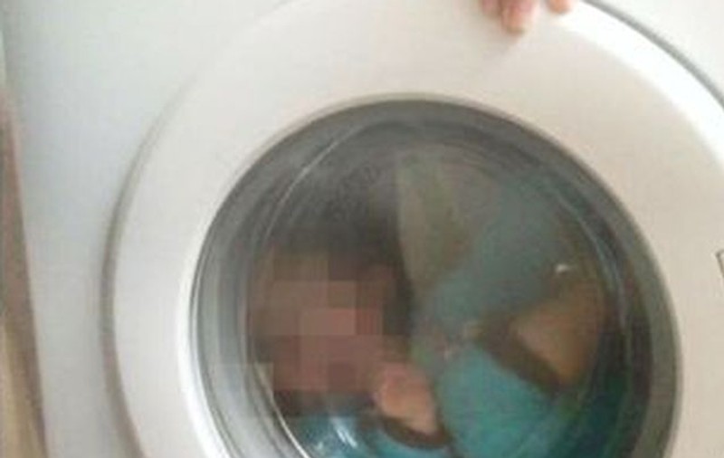 Imagini scandaloase! O femeie şi-a băgat copilul cu sindrom Down în maşina de spălat