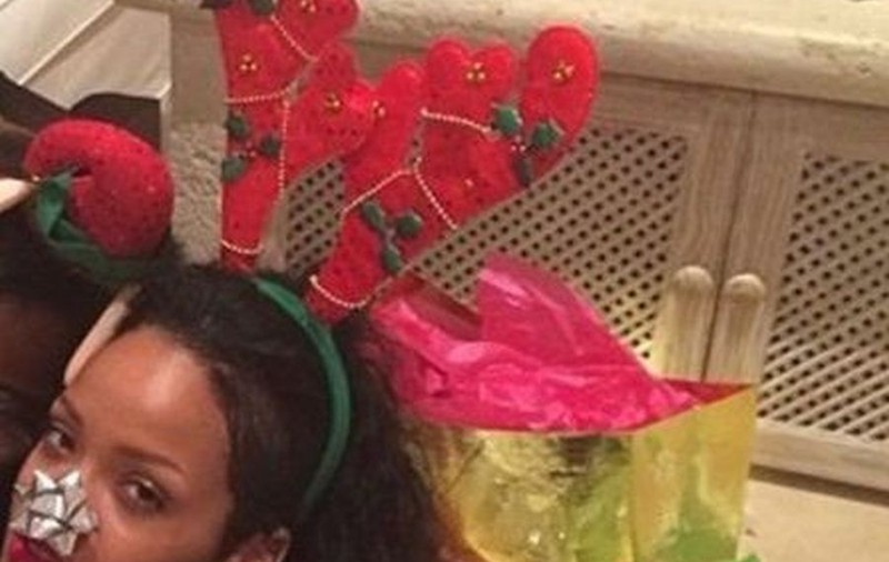 RIHANNA S-A DISTRAT PE RUPTE DE CRĂCIUN! UITE-O ÎN CELE MAI HAIOASE IPOSTAZE ÎN CARE AI VĂZUT-O VREODATĂ! | FOTO
