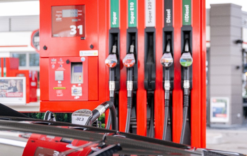 UE vrea să introducă noul combustibil ieftin E20 la nivel european