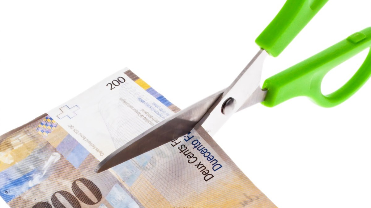 Curtea Europeană de Justiție dă dreptate debitorilor în scandalul creditelor în franci elvețieni. Contractele pot fi anulate dacă au clauze abuzive. Bancnotă de 200 de franci tăiată cu foarfeca