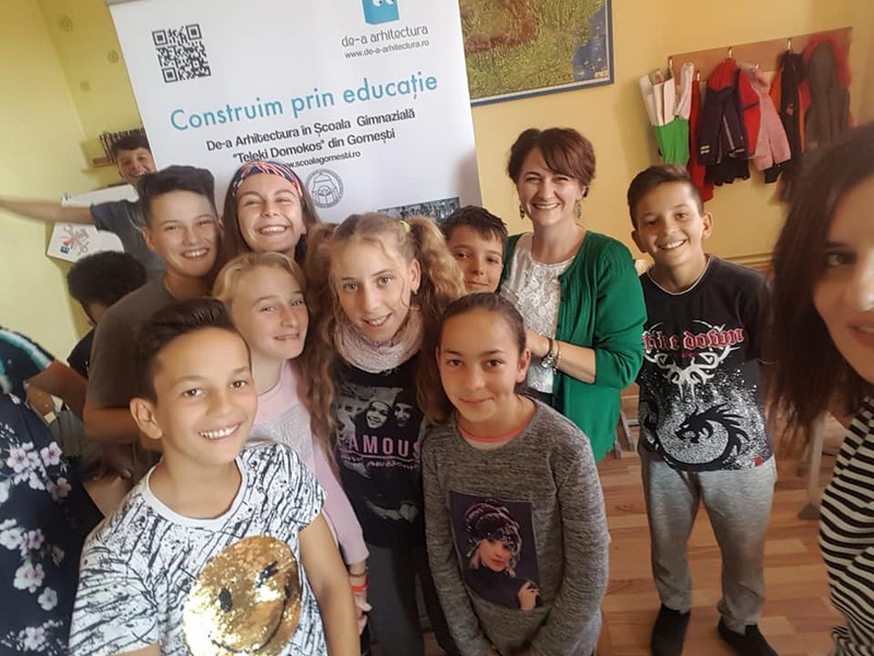 Alături de elevii din Gornești (foto arhiva personală)