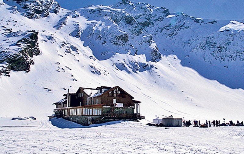 Mergeți la Bâlea? Meteorologii avertizează că e risc de avalanșe!