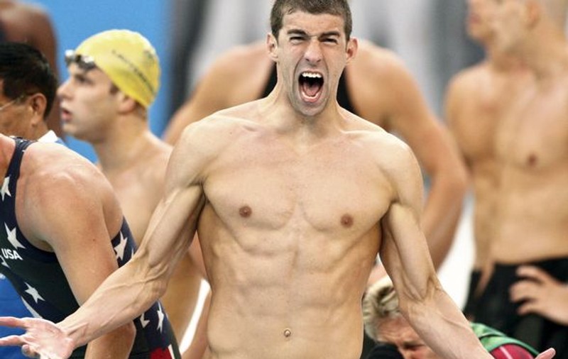 8 arestaţi după ce Phelps a fost surprins fumând cannabis
