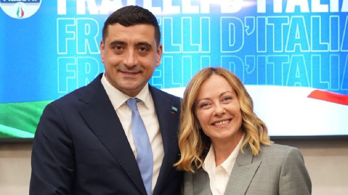 George Simion și Giorgia Meloni, in spate un poster pe care scrie Frații Italiei