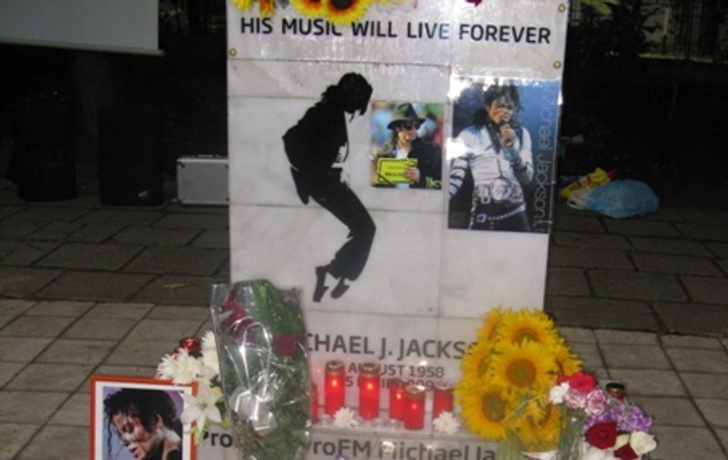 Michael Jackson a fost comemorat de fanii din Bucureşti şi Cluj