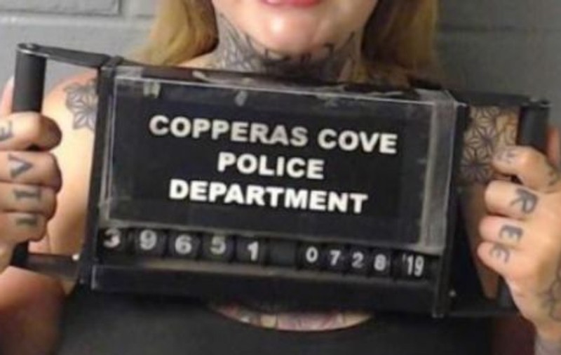 Și-a lăsat bebelușul în mașină ca să meargă să bea