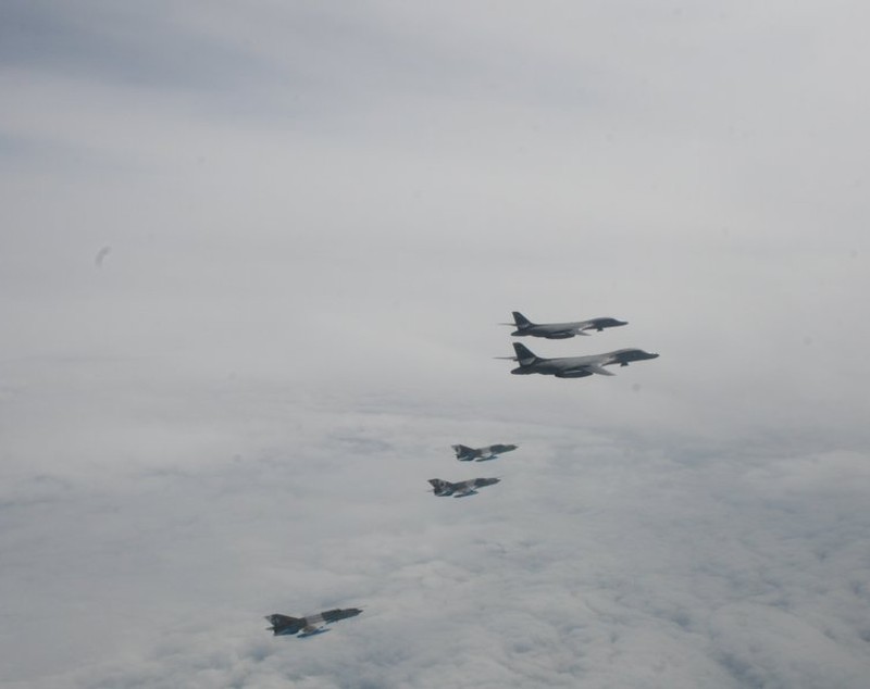 Bombardierele americane au desfăşurat în premieră antrenamente în spaţiul aerian al României