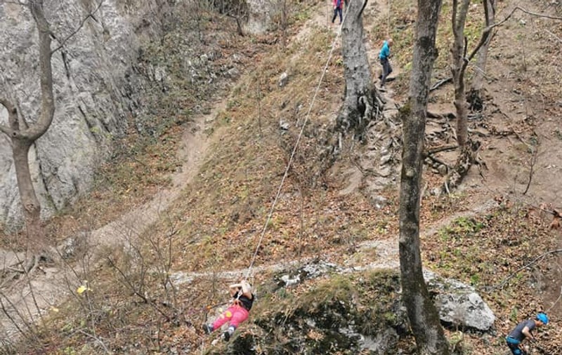 Femeie accidentată pe un traseu din Cheile Râșnoavei, salvată pe corzi de jandarmii montani