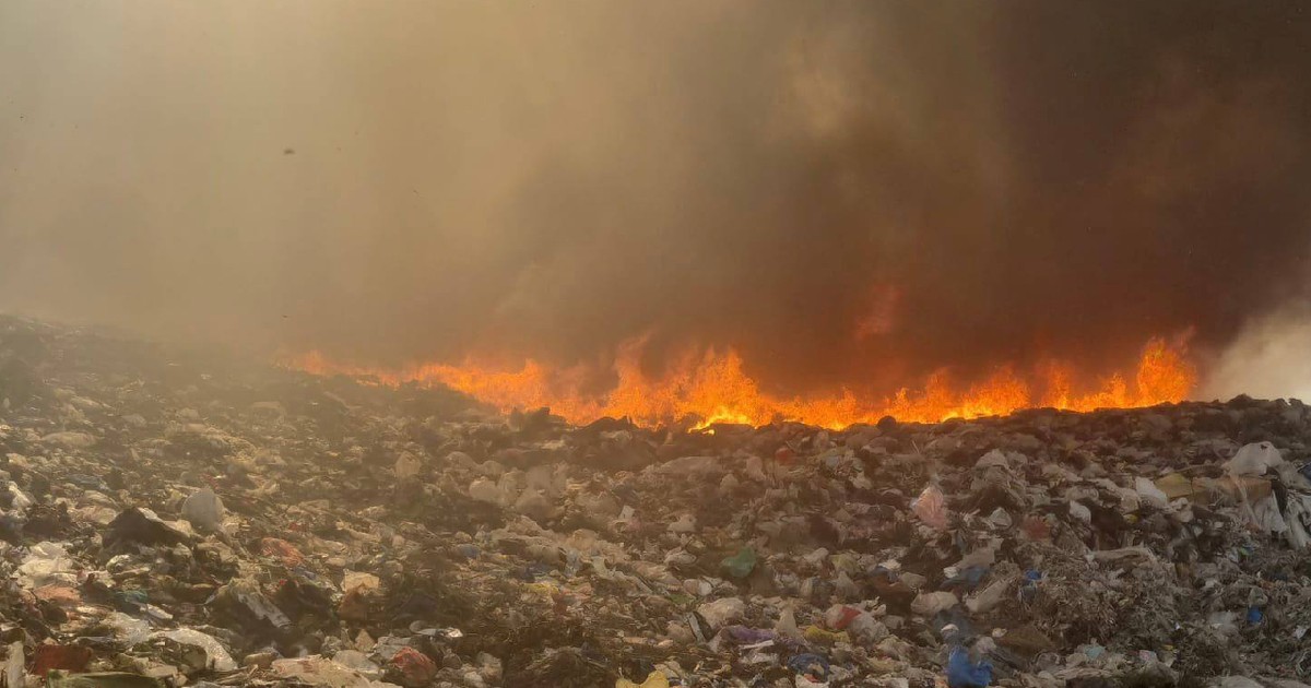 Ghena de gunoi de la Aninoasa este în flăcări de 20 de ore, în imagine se vede cum arde focul