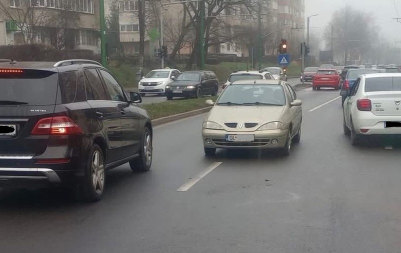 Un șofer din Galați a fost surprins în timp ce mergea pe contrasens, pe o șosea aglomerată din Brașov