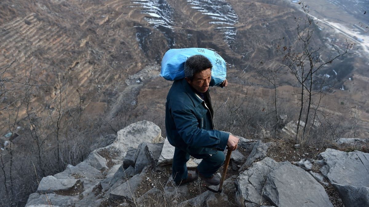 un poștaș din China se cațără zilnic pe drumuri de munte