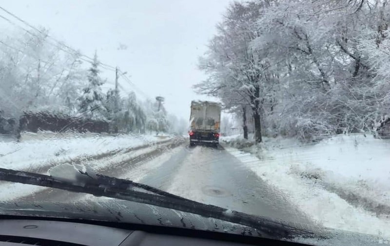 Trafic oprit pe două tronsoane ale DN 17, în Bistriţa-Năsăud şi Suceava, din cauza ninsorilor viscolite