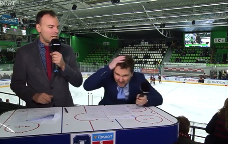 Un analist TV din Cehia, fost mare portar de hochei pe gheață, lovit în cap cu un puc în timp ce transmitea de la patinoar - VIDEO