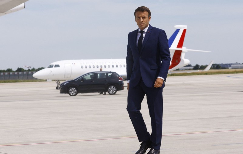 Emmanuel Macron, escală de două ore în România, la întoarcerea din China în Franța