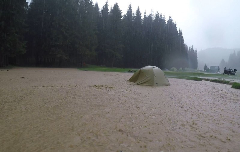 Imagini cu dezastrul provocat de viituri într-un camping din Munții Apuseni. Corturile turiștilor, luate de ape