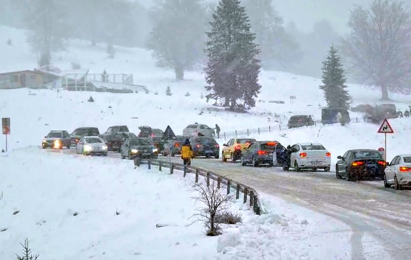 Ninge în Argeș. Video cu intervenția drumarilor pe șosea. Cod galben de lapoviță și ninsoare în mai multe județe