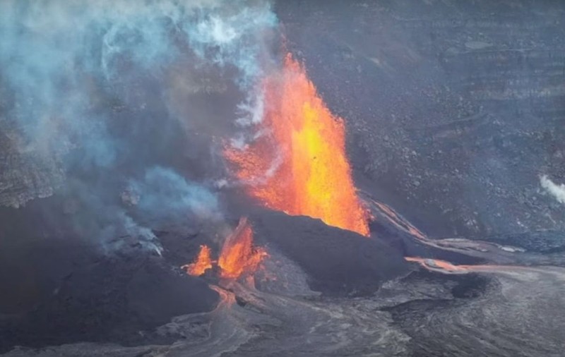 Imagini cu cea mai recentă erupție a vulcanului Kilauea din Hawaii, unul dintre cei mai activi ai lumii. Lava, aruncată la 100 metri în aer | VIDEO