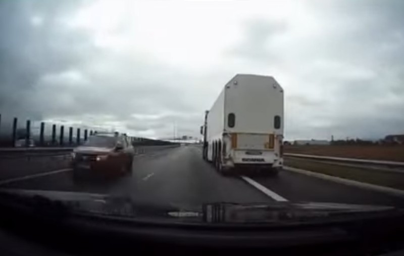 Șofer de 85 de ani, surprins în timp ce circula pe contrasens, pe centura ocolitoare a Bacăului. A fost amendat și a rămas fără permis pentru 4 luni | VIDEO