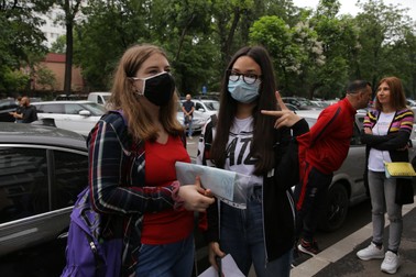 „Am făcut ultimul clopoțel online, dar a fost foarte emoționant”, povestesc Denisa (stânga) și Beatrice (dreapta)