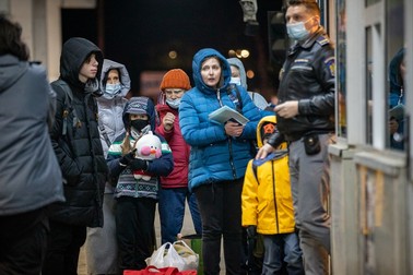 Bunici ucrainence, mame și copiii lor, în Vama Siret