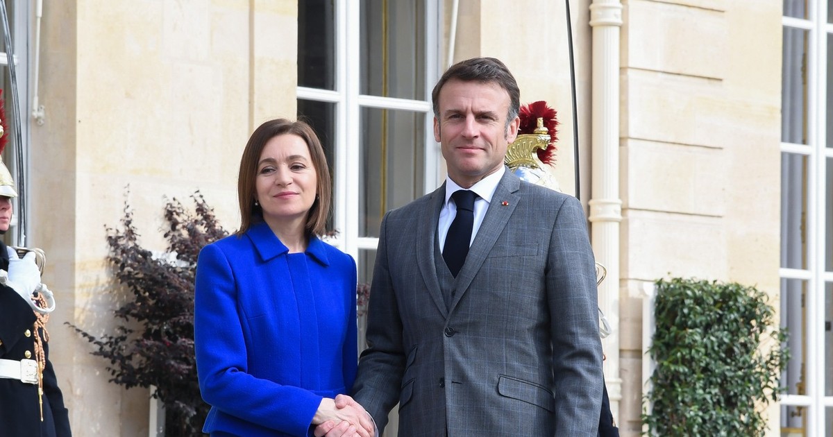 Maia Sandu (stânga) și Emmanuel Macron (dreapta) dând mâna la Paris