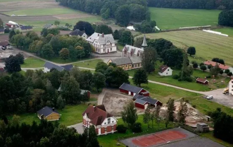 Cea mai luxoasă închisoare din lume este în Europa, pe „Insula Diavolului”: deținuții primesc câte o casă cu vedere la ocean și iau lecții de călărie