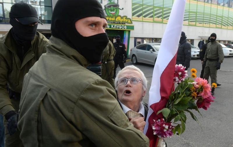 Sute de femei au fost reținute în Belarus, printre care și bunica de 73 de ani, devenită simbol al manifestațiilor din Belarus