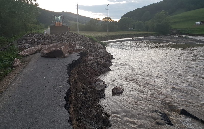 Cod portocaliu de inundații pe râuri din județele Brașov, Covasna și Botoșani, până pe 3 iulie, ora 16:00
