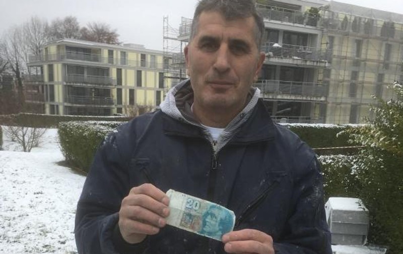 Și-a găsit după 10 ani portofelul pierdut. Ce a descoperit când s-a uitat în el