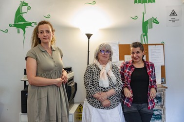 Ioana Ianoș, manager centrul ARAS (stânga), Monica Dan, psiholog și Raluca Teodorescu, asistent social