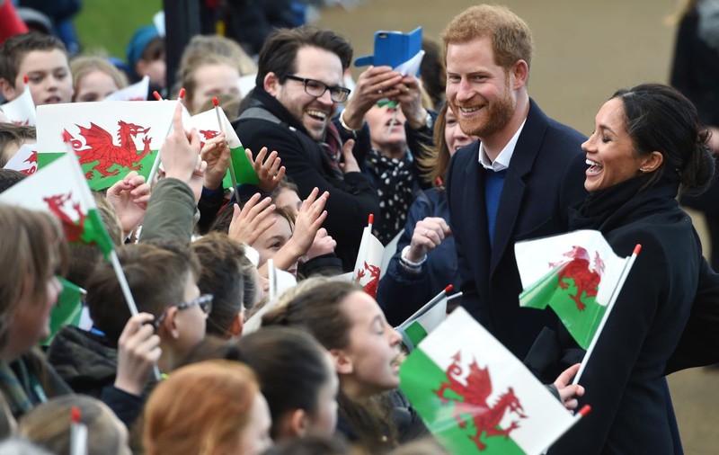 Harry și Meghan Markle au primit un tort de nuntă făcut din brânză în timpul vizitei lor în Țara Galilor