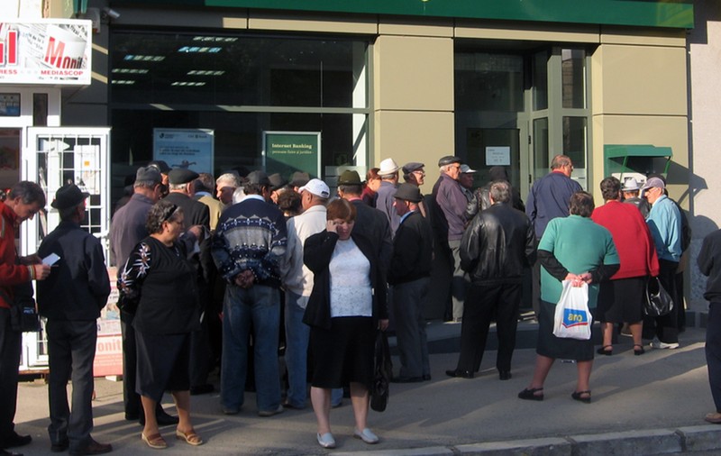 Păcatul analfabetului, taxat și de bănci: nu știi să citești, nu primești cardul cu ajutorul social de la guvern