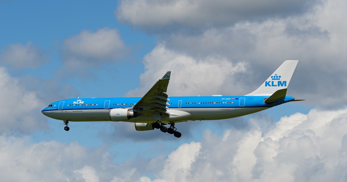 Un avion Airbus A330-300 (PH-AKD) al companiei KLM Royal Dutch Airlines în zbor