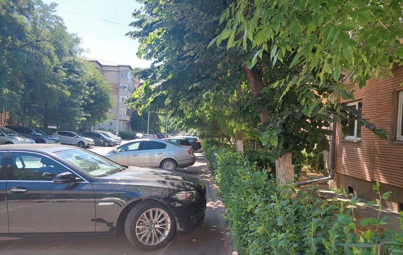 Atenţie, şoferi! Poliţia Rutieră poate cere ridicarea maşinilor de pe trotuare