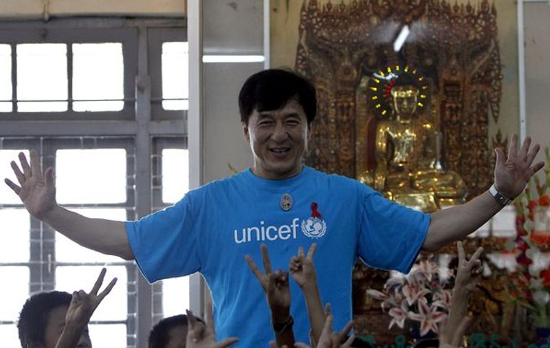 Samsung a lansat telefonul "Jackie Chan"