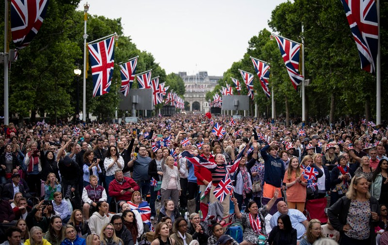 Cum au petrecut britanicii Jubileul de Platină al reginei Elisabeta a II-a - parade, petreceri stradale și curse de câini Corgi