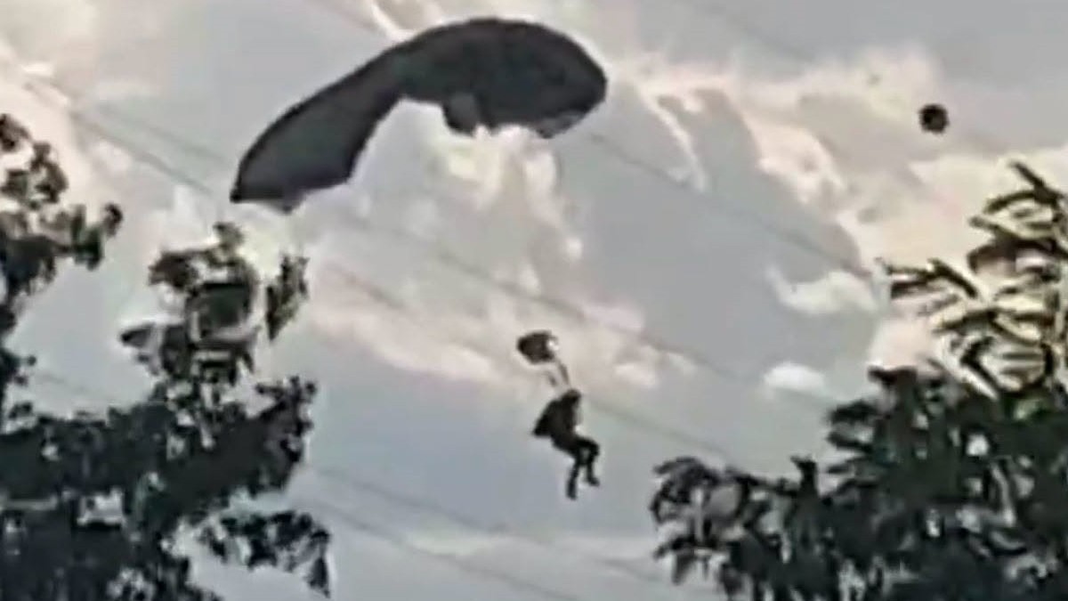 Un militar de la Fortele Speciale a ramas agățat in fire. Sursă foto: Facebook/ TVR Târgu Mureș.
