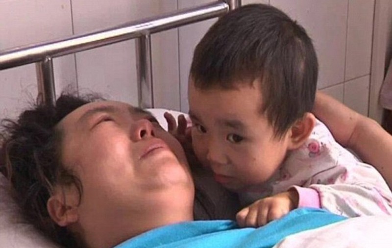 La 3 ani, își îngrijește singură mama! În loc să se joace, o chinezoaică își petrece de o lună fiecare zi și noapte în spital
