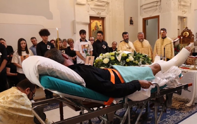 Un tată român care și-a văzut fiul murind a fost adus pe targă la înmormântarea băiatului lui de 20 de ani, în Italia