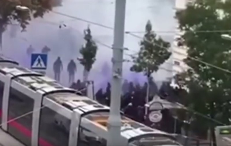 Și austriecii se bat precum chiorii. Viena a fost ieri martora unor încleștări dure între fanii celor de la Rapid și de la Austria | VIDEO