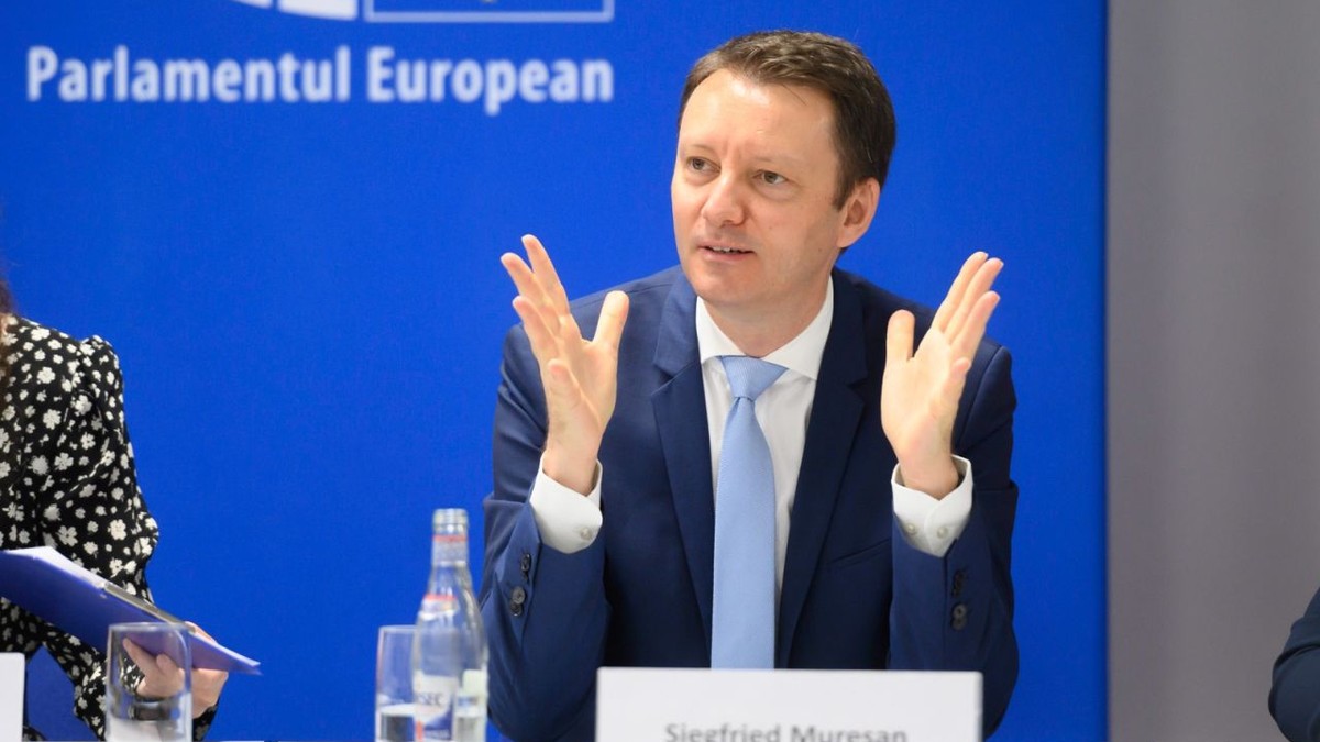 Siegfried Mureșan gesticulând în timp ce explică lucruri într-o ședință a Parlamentului European