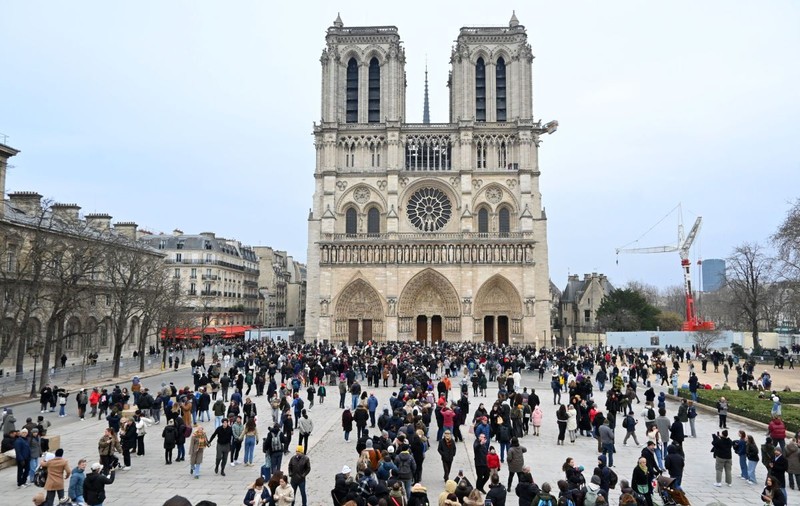 Catedrala Notre-Dame a fost vizitată de peste 800.000 de oameni într-o lună. „Este un succes uriaș”