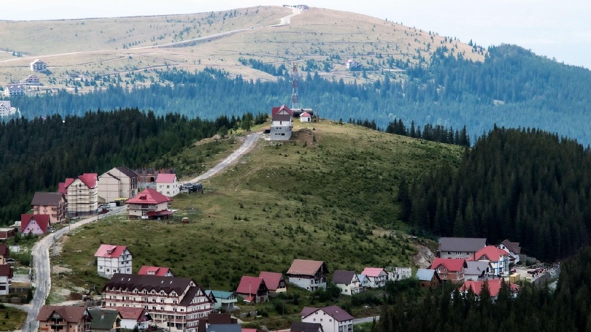 Drumul Transaplina, Rânca, pensiuni și case, peste care bate soarele, iarba și copaci verzi