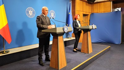 Premierul Ilie Bolojan și purtătorul de cuvânt Ioana Dogioiu, la briefingul de presă la care Bolojan nu a acceptat întrebări din partea jurnaliștilor. Foto: Cristian Otopeanu / Libertatea