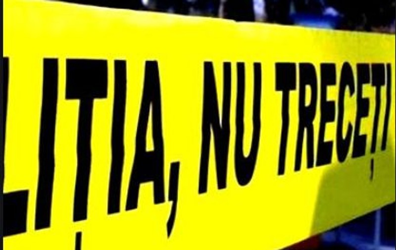O femeie și fiul ei și-au bătut vecinii pentru că nu i-au invitat la petrecere