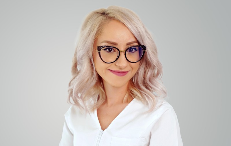 [Medici Buni] Dr. Noemi Poverlovici, medic gastroenterolog la Hyperclinica MedLife Oradea: „Faptul că un pacient tratat vine ulterior cu mama, tata, vecinul, prietenul la control e un semn de mulțumire și de apreciere”