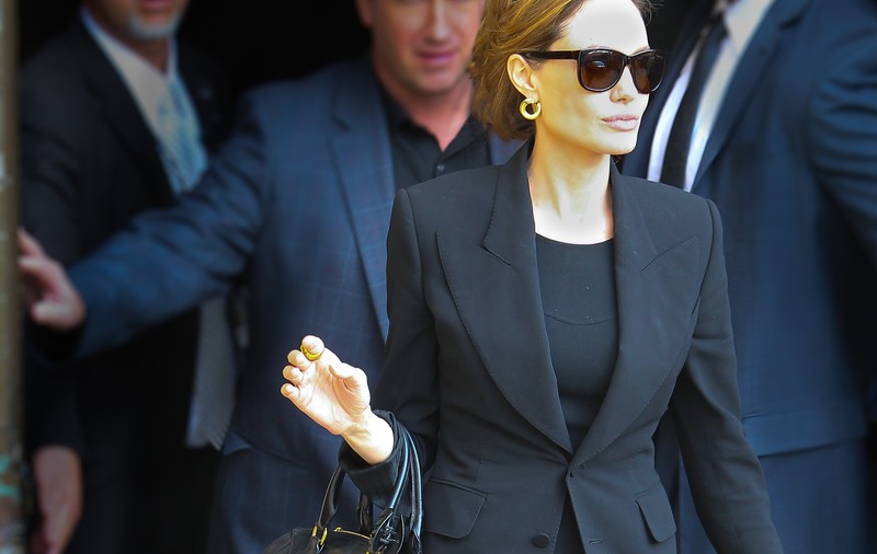 Scheletică şi cu hainele murdare, diva şi-a făcut apariţia în public | FOTO