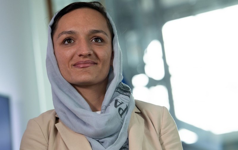 Cum a reușit să fugă din Afganistan una dintre femeile primar din țară: „A fost mult mai dureros decât pierderea tatălui”